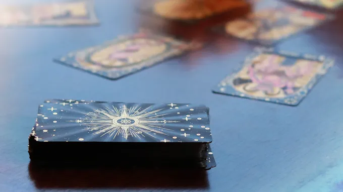 Stimmungsvoll ausgebreitete A. E. Waite Tarotkarten auf einem Tisch