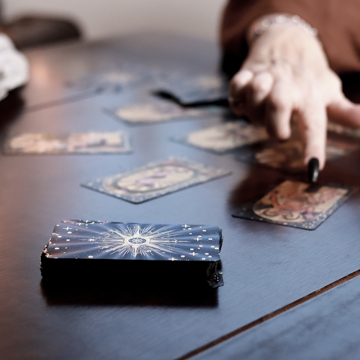 Ausgebreitete Tarotkarten als Fächer auf einem Holztisch